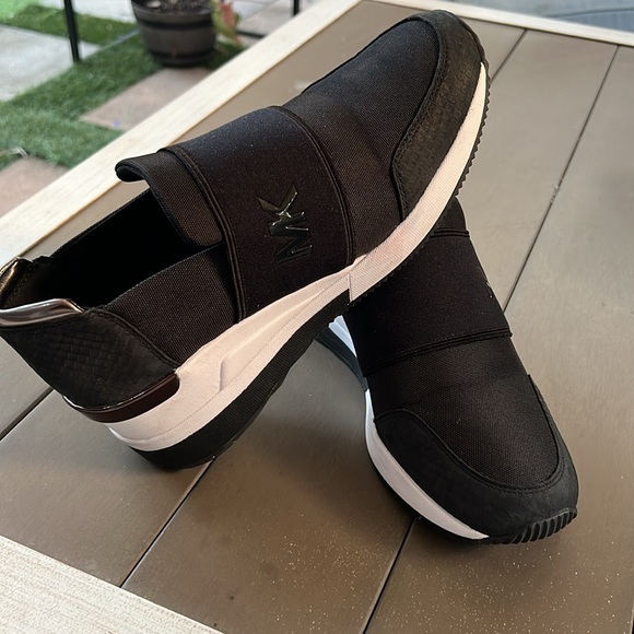 Michael Kors - Picture 2 of 3